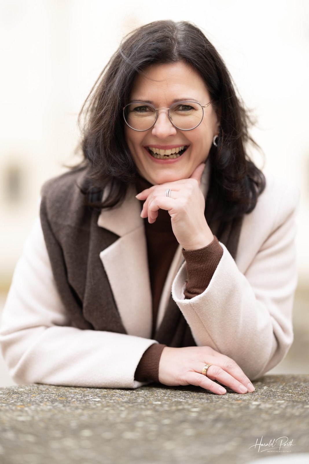 Lachende Frau mit Brille, ein persönliches Porträt von Harald Parth